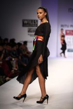 Model walks the ramp for Niharika, Ritu Pande at Wills Lifestyle India Fashion Week Autumn Winter 2012 Day 5 on 19th Feb 2012 (52).JPG